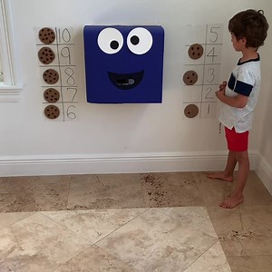 🍪 COOKIE MONSTER // Oh my goodness, 🤩 this activity was a winner on so many levels! 🙌 It was super simple to make, and I didn’t have to buy a thing. 👌 It was a fun way to play and learn so many skills. 💪 And I was easily able to adapt it for each of my kids. 👍 My 1 yo strengthened fine motor skills and hand-eye coordination while inserting the cookies through the “mouth”. 🤤 For my 3 and 4 year olds, we turned it into an #earlymath game with each cookie having a different number of chocola