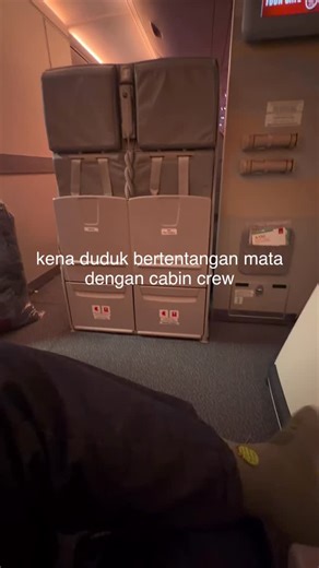 Azlan Andi on Instagram: "Seat flight paling awkward. Bayangkan kau kena duduk bertentang dengan cabin crew sepanjang flight take off and landing. Nak tidur pun segan, so buat2 tidur jelah. Dahlah seat ni tepi tingkap tapi tak ada tingkap, meja pun goyang2 dengan tv yg tergantung mcm tu. So saya tak recommend seat ni 80j airbus 380-800 emirates. Oh ya saya ada minta izin selfie tapi dia ckp emirates strict pasal ambil gambar dorg lepas kes viral haritu, lg2 pula during take off and landing tak b
