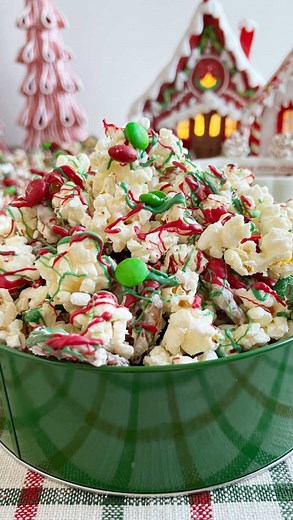 Dee | Christmas Crunch Snack Mix is the perfect holiday treat. This easy no bake recipe is made with mini pretzels and popcorn mixed together in... | Instagram