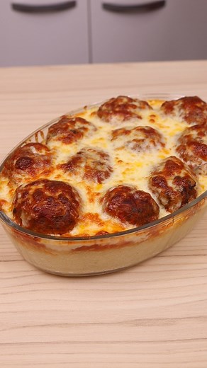 Albóndiga con salsa, puré de papa y queso gratinado | Mis Recetas
