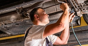 Wasser tropft unterm Auto: Das müssen Sie wissen