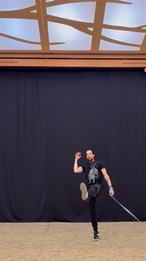 Oh man, this sequence was a doozy! 30 minute practice sessions for 4 days straight and it finally landed 🥳 You think dart comes easy for me, it doesn’t. It takes WORK! Time spent in the studio, chafed skin, pouring sweat, mistakes large and small, hitting myself with the dart, stepping on the flag, frustration, self-doubt, wanting to just give up and move on to something easy and familiar…that’s what’s behind the scenes of every video I post. For all yall out there challenging yourself and refu