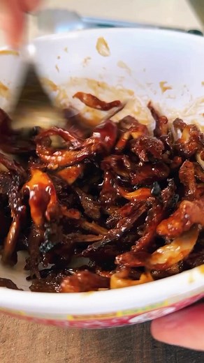 7 INGREDIENT VEGAN - “DUCK” PANCAKES 🦆 RECIPE 👉🏼 🌟INGREDIENTS 🌟:- ◽1 punnet oyster mushrooms ◽Half a bottle of Hoisin sauce ◽Half a cucumber ◽2 Spring onions ◽Duck pancakes ◽1/2 cup cornstarch ◽1 tbsp 5 spice METHOD ✨:- 1. Start by pulling your oyster mushrooms into strips, add them to a bowl with some oil, Half the hoisin sauce and the five spice, mix to coat. 2. Now sprinkle over the corn starch and mix well. Add them to a baking tray and add to the oven at 180C for 15/20 mins or until cr