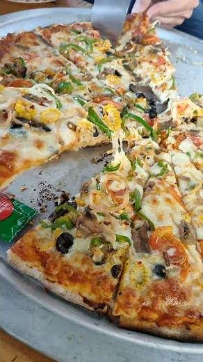 #pizza #pizzarecipe #bigpizza Eighteen Inch Farm pizza 🍕 | 18 inch pizza | One big pizza