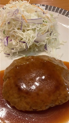 自家製ハンバーグ デミグラスソース キャベツサラダ 白ごはん 納豆ワカメの味噌汁 #ハンバーグ #納豆 #homemadefood