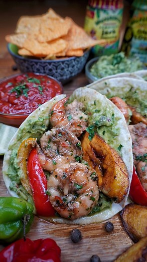 JERK PRAWN FAJITA TACOS WITH A SCOTCH BONNET GUACAMOLE 🇯🇲🍤🌮🤯💣😤🤤🧨🚦🤯🚀🙌🏽🥵🤩. Fusion at it finest, Super tasty healthy Jamexican Jerk Prawn fajitas with a scotch bonnet guacamole. Marinated the prawns in the best @walkerswood jerk seasoning and spices then cooked it with some onions and peppers. For that extra badness I mashed up ripe avocado and seasoned it with @walkerswood scotch bonnet sauce, herbs and a few more ingredients. THIS WAS AAAAMMMMMAZZZING!! Definite MUST TRY!! . . DM 