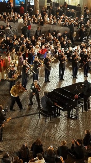 🎶 Notre plus grand flashmob de tous les temps ! Avec Violin_Phonix, nous avons réuni 100 musiciens pour une version orchestrale magique de Carol of the Bells, lors de l’inauguration des lumières de Noël du @comitefaubourgsainthonore à Paris ✨ Un moment incroyable, sublimé par le son de Devialet, la participation exceptionnelle de la Garde Républicaine, et le talent d’une équipe artistique et technique exceptionnelle. Réalisé et produit par @itsjuliencohen. Merci à tous les musiciens, chanteurs,