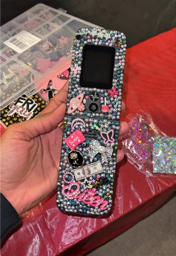 Decorate My Flip Phone: A Y2K Aesthetic DIY Journey