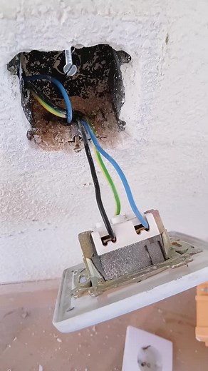 Reparații electrice prost făcute: cablu 1.5 mm la priză — risc incendiu