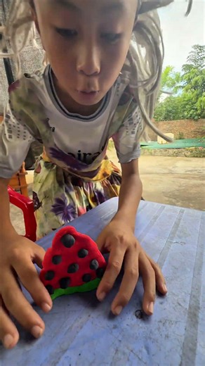 Hiệu ứng domino và mẹ rô phi ăn đất nặn tự khô #nangkhieuvip #funny #haihuoc #comedy