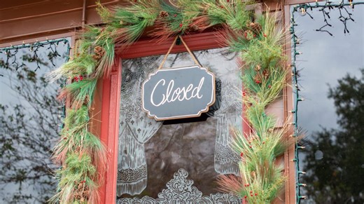 2025 holiday shopping hours: What’s open Christmas Day?