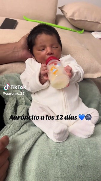 Baby Aaron a los 12 días: Un Vistazo Rápido