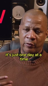 Baseball great Darryl Strawberry describes his incredible experience of staying sober for more than 27 years after overcoming addiction to heroin and crack in this moving and inspirational video. Strawberry emphasizes that true rehabilitation goes beyond band-aid solutions and necessitates deep, inside healing. He credits his accomplishment to a significant personal transformation and his unwavering faith. 🌟🚫 Darryl discusses how his wife's unwavering support and his mother's faith were vital 