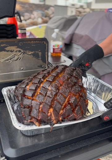 Smoking a Whole Pig Leg: Ultimate BBQ Guide