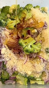 Brocolis en croûte de parmesan, sauce ricotta et beurre de cacahuètes 🤤💚 @charlie.ma.vie La recette ici : https://www.instagram.com/p/DEjxxlds4rj/ | Marmiton