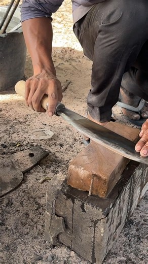 68K views · 769 reactions | Learn to cfaft your own knife by watching this video #knife #diytools #diy #metalworks #blacksmith #howto | METAL WORKS | Facebook