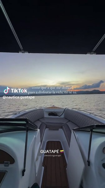 Atardecer así… y en esta lancha 🚤🌅 Disponible para renta — capacidad hasta 7 personas.🙂‍↔️ Guatapé se vive mejor con Náutica Guatapé. 📲 Reserva tu salida y arma el plan. #Guatapé #medellin #fyp #plan #lancha