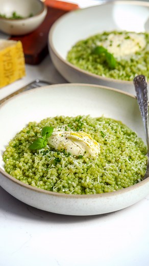 Spinach Basil Pastina (Acini Di Pepe)…so cozy, comes together in one pan in 20 min! Flavors are unreal and the mascarpone on top is 🔥. Ingredients: •1 cup acini di pepe. •1 shallot. •1 garlic clove. •4.5 cups water. •2 cups spinach (packed). •12 basil leaves. •mascarpone to taste. •3/4 cup grated parmigiano reggiano (more for topping). •1 lemon (zest). •2 tbsp cold butter. •salt/pepper to taste. •olive oil. •chives for topping. Directions: 1. Add the water, spinach, basil, garlic, shallot and s