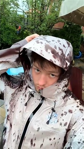 This Jacket Reacts to Heat, Cold, and Rain And Changing Color Instantly