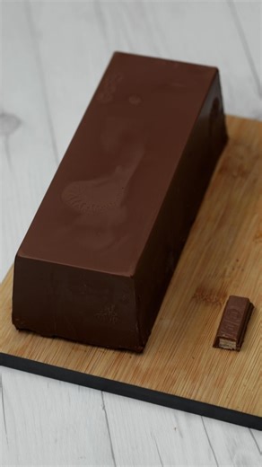 Tasty Japan-人気No.1簡単料理・幸せレシピ on Instagram: "【これぞロマン！】ジャイアントウエハースチョコ / Giant Wafer Chocolate @tastyjapan 他のレシピもチェック！ 直径18cmのパウンドケーキ型1台分 材料： ミルクチョコレート 500g ウエハース 24枚 作り方： ① ミルクチョコレートを湯煎で溶かす。 ② パウンド型にチョコレートを流し入れ、ウエハースを並べる。 ③ これを4回繰り返し、ウエハースにチョコレートをコーティングする。 ④ 冷凍庫で冷やし、パウンド型から取り出す。 === Giant wafer chocolate For 1 pound cake mold of 18cm diameter INGREDIENTS 500 g milk chocolate 24 wafers PREPARATION 1.Melt the milk chocolate in a saucepan over hot water. 2.Pour the chocolate into a pounding pan and l