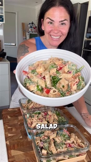 Teagan | Easy Macro Recipes on Instagram: "RECIPES + MACROS 👇 CREAMY RED PESTO PASTA SALAD 🍅🧀 Meal prep, dinner, it just works! Macros per serve 🔥 457 calories 💪 46 g protein 🍚 37 g carbs 🥑 14 g fats 🛒 Ingredients (4 serves) • 500 g chicken breast, diced • 180 g protein penne • 4 cups (120 g) baby spinach • 1 small red onion, diced • 1 medium red capsicum, diced • 70 g sun-dried tomato strips • 240 g high-protein Greek yoghurt • 60 g light cream cheese • 65 g sun-dried tomato pesto • 2 t
