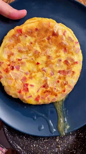 this egg pizza trick actually works #recipe #breakfast #easyrecipe