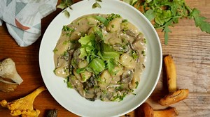 Houbová omáčka: Zkuste rychlý recept s pomazánkovým máslem a celerem – Lifee.cz