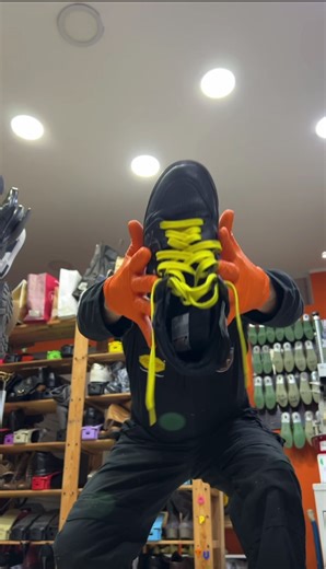 Super personalizzazione su questa Off-white, fascione in pelle laterale ridisegnato e cucito tono su tono, fondo Vibram Spider Lock. #vibramsole #shoes #custom #handmade #offwhite@Vibram