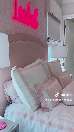 Luxurious Preppy Bedroom Tour Roleplay