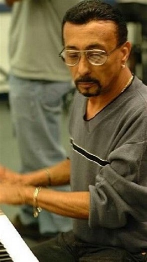 #DatoSalsero "De Qué Callada Manera" (o simplemente "Canción") es un famoso tema de salsa interpretado por La Sonora Ponceña, que es una adaptación musical del poema "Canción" del célebre poeta cubano Nicolás Guillén, musicalizado por Pablo Milanés, y popularizada en la versión de la Ponceña por la voz de Mannix Martínez en el álbum Back to Work (1987). La letra, poética y llena de metáforas naturales, describe cómo el amor se introduce de forma sutil y transformadora, como la primavera que trae