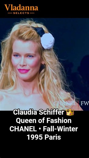 1995 💚 Legendary Claudia Schiffer • The Jewel of the CHANEL Show • Fashion History Paris FW