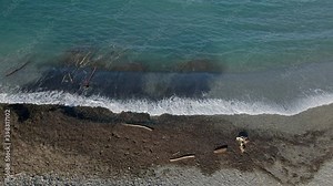 Orilla de una playa con el mar en calma