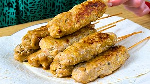 ❗️ The secret to delicious chicken kebabs ❗️ The chef from Turkey showed me this trick ❗️ 2 lb or 800 grams of minced chicken Grate 1 onion Salt and pepper Oregano and smoked paprika Chop off the meat Leave it on for 10 minutes Chop the white onion Chop the red onion Chop the parsley Juice of ½ lemon Salt and sugar Form kebabs Frying oil Fry for 8-10 minutes on each side Tortilla #chicken #chickenrecipe #chickenkebab #chickenrecipes #chickenmeat #chickendinner #chickenskewer #chickenkebab #chick