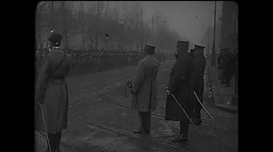 clip-1104157999-circa-1918---soldiers-stand-attention-march