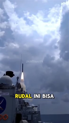 truk indonesia | roda mania | komunitas truk indonesia on Instagram: "Rudal jelajah dirancang untuk menempuh jarak sangat jauh dengan cara terbang rendah dan stabil dalam waktu lama. Berbeda dengan roket balistik, rudal jelajah menggunakan mesin jet atau turbofan yang membuatnya bisa melaju terus-menerus layaknya pesawat kecil tanpa awak. Agar tidak tersesat, rudal jelajah dibekali sistem navigasi canggih seperti GPS, peta medan digital, dan sensor inersia. Sistem ini memungkinkan rudal mengikut