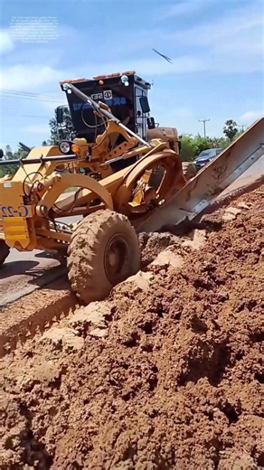 Schaufel im Dreck: Wie ein Grader aus Lehm eine Straße baut