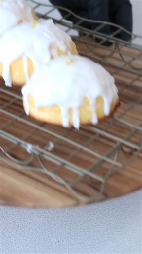 怪獣ごはん｜レモン×簡単レシピ🍋 | . ＼今日の簡単レモンごはん🍳／ 「#レモンアイシングケーキ」レシピを紹介します📝 . 調理時間：難易度：★☆☆☆☆ . 市販のスポンジやマドレーヌにかけるだけ！とっても簡単で爽やか美味しい🤍🍋 バレンタインにぴったり！ ＿＿＿＿＿＿＿＿＿＿＿＿＿＿＿＿... | Instagram