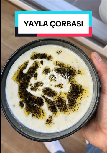 Hat sie Layla gesagt?😂 🥣 Yayla Suppe – ein klassisches Rezept Zutaten (für 4 Portionen) 1 Liter Wasser oder milde Gemüse- oder Hühnerbrühe 100g Reis 400 g Naturjoghurt (nicht eiskalt) 1 Eigelb 1 EL Mehl 1–2 EL Butter getrocknete Minze Salz nach Geschmack Optional Zitronensaft nach Geschmack Knoblauch, sehr fein gerieben #suppe #yayla #easyrecipes #foodtok