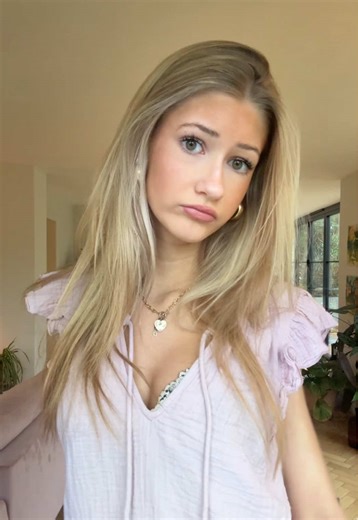 Chic Gossip Girl-Inspired Outfit for Teenage Girls