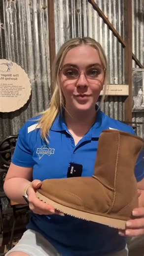 Do you know why your Ugg boots keep you warm? Let’s break it down! Genuine sheepskin Ugg boots are naturally thermoregulating due to insulating wool fibres. Though, the majority of Uggs sold worldwide are made from fake and synthetic materials. Mortels uses only the best Australian sheepskins, handcrafting your Uggs in Australia with craftsmanship beyond compare ❤️🇦🇺 | Mortels Sheepskin Factory