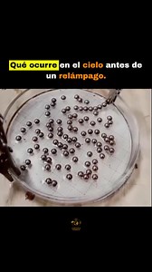 Un rayo no aparece de forma instantánea ni es solo una “chispa” entre nubes. Su formación es un proceso rápido, pero altamente estructurado. Todo comienza dentro de las nubes de tormenta, donde el movimiento turbulento y las colisiones entre cristales de hielo, granizo y gotas de agua provocan una separación de cargas eléctricas: las zonas superiores tienden a cargarse positivamente y las inferiores negativamente. A medida que este desequilibrio crece, el campo eléctrico se intensifica hasta que