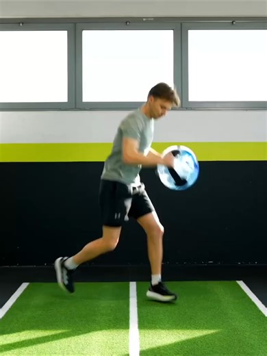 Upper body control ⬆️ Using a shifting water weight challenges the core muscle’s ability to control the upper body during dynamic movements 🌊 A really strong core is really important to control the upper body in sports. Why? 1. often the legs need to redirect movement and the upper body lags behind (it can’t push off the ground!). So, the core has to control it and drag it with the legs, in spite of the unfavorably long lever. 2. Often the upper body has to twist so the athlete can observe play