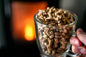 Granulés de bois : des pellets à 4,99 € le sac de 15 kilos, on fait le plein pour l'hiver prochain !
