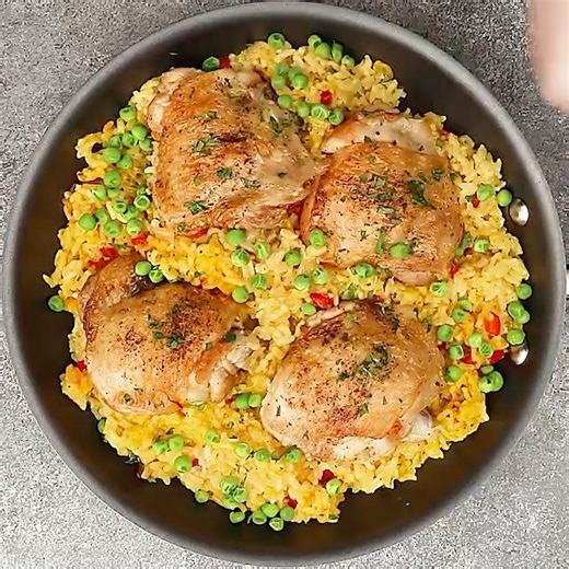 RECIPE👉: https://www.dinneratthezoo.com/spanish-chicken-with-rice-arroz-con-pollo/ This recipe for Spanish Arroz con Pollo is a one pot meal that’s full of tender chicken thighs, creamy saffron rice and vegetables – the perfect quick and easy dinner! | Dinner at the Zoo