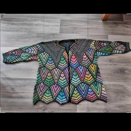 Karlos Nr.2, die Drachenpatchjacke, Oversize und einfach nur Wow!!! Gestrickt von Ilona Reintjes, Danke fürs Foto 😘 Nahtlos in einem Stück gestrickt. Reich bebilderte Strickanleitung mit genauen Schritt-für-Schritt-Beschreibungen der einzelnen Patches https://www.crazypatterns.net/de/items/89934/karlos-nr-2-die-drachenpatchjacke-oder-einfach-nur-wow #stricken #Karl #Littlecherry #patchwork #patchworkstricken stricken #Sockenwolle #PatchArt #Wollreste #nahtlos #Restestricken #HorstSchulz #Andrea