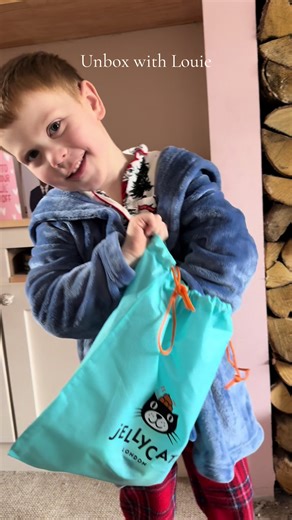 Unbox with Louie @Jellycat #jellycat #jellycatcollection #jellycatlondon #albeebeejellycat #peanutpin