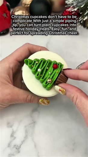How to make christmas tree on the cupcakes #ChristmasCupcakes #HolidayBaking #CupcakeDecorating #