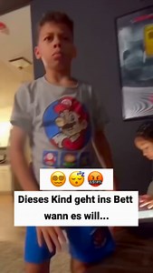 »Mein Kind geht schlafen, wenn es müde ist - ich will ihm keine Regeln aufzwingen.“ Klingt nach liebevoller, bedürfnisorientierter Erziehung. Aber: Die Wissenschaft zeigt etwas anderes. Über 11.000 Kinder wurden jahrelang begleitet. Das Ergebnis? Nicht die UHRZEIT ist entscheidend - sondern die REGELMÄSSIGKEIT. Kinder ohne feste Schlafenszeiten hatten mit 7 Jahren messbar schlechtere kognitive Leistungen. Besonders kritisch: unregelmäßiger Schlaf im Alter von 3 Jahren, wenn das Gehirn 1.000 Bill