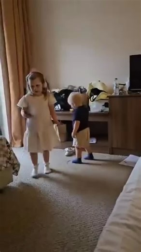 Sveriges Roligaste Barn on Instagram: "Sladdar på sladden 😅🤭🤣 Tack mamma @miakniberg för videon på syskonen Flinga och Vide 🙏"