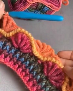 791K views · 10K reactions | Rayos señorita.... "Esto es tener habilidad" Pd. No es video tutorial, no tiene sonido, no se como se llama el punto, no es mi video. Es solo para compartir la habilidad que desarrollan algunas compañeras(os) con las manos al tejer. Excelente coordinación. | Tejiendo con TAX'S | Facebook